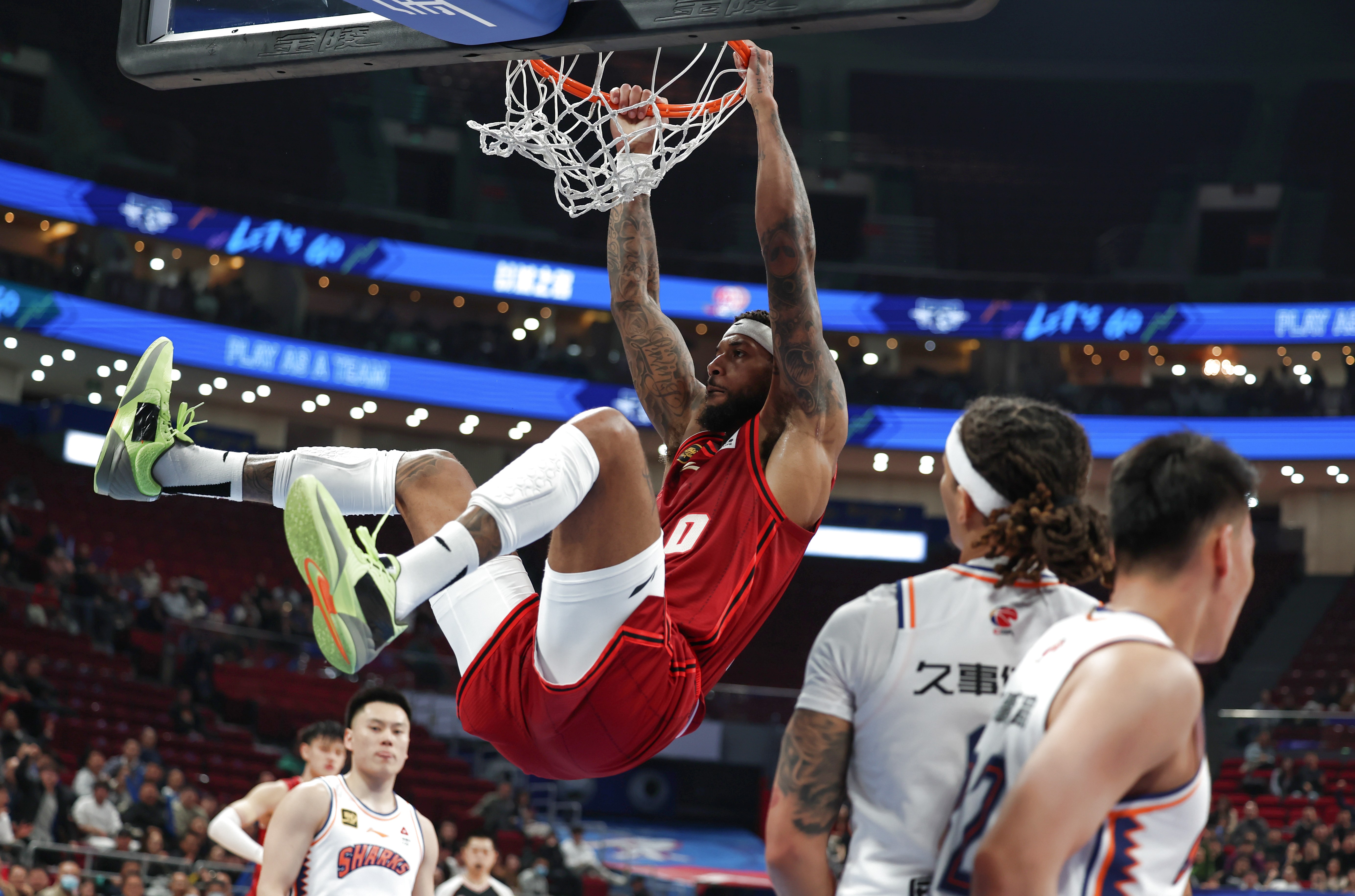 jiuyou游戏中心包含今晨皇家社会备战CBA季后赛，状态回暖细节曝光，球迷炸锅，身体对抗强度拉满的词条