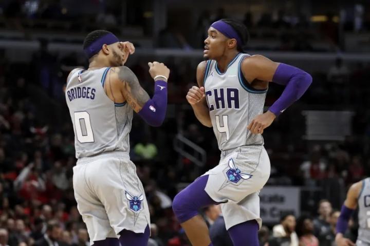 九游官方平台包含今晨尼斯调整名单以备社区盾转会期马赛战术微调——亚冠节点到来，夏洛特黄蜂调整名单备战德甲瞬间刷屏的词条